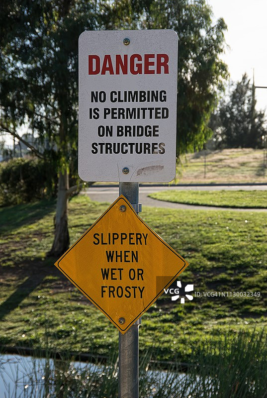 桥梁结构上禁止攀爬及湿滑危险警示牌图片素材