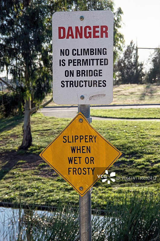 桥梁结构上禁止攀爬及湿滑危险警示牌图片素材
