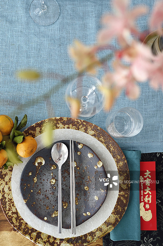 现代风格的中国新年餐桌布置图片素材