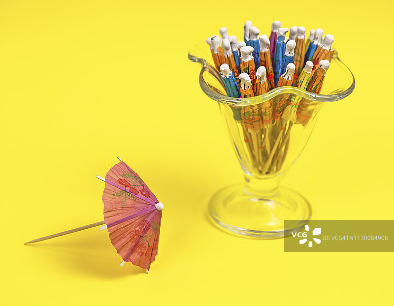 玻璃杯中装饰伞饮品特写图片素材