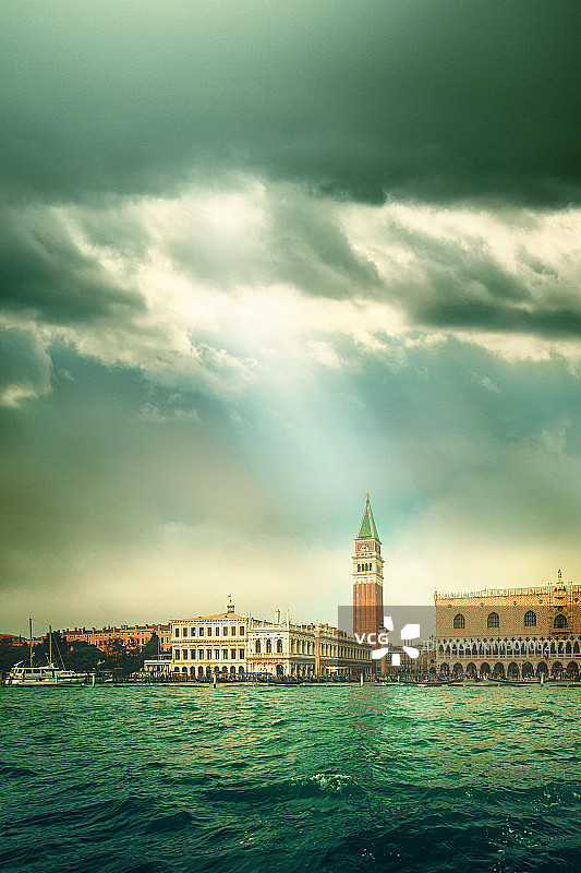从泻湖眺望威尼斯图片素材