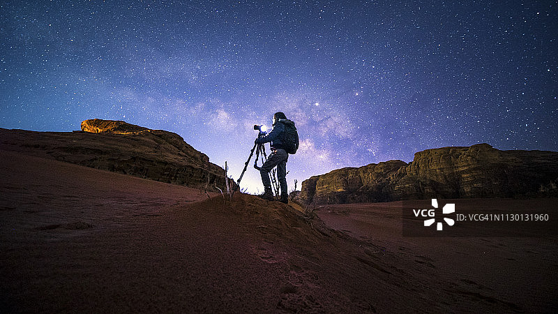 约旦瓦迪拉姆沙漠星空下的摄影师图片素材