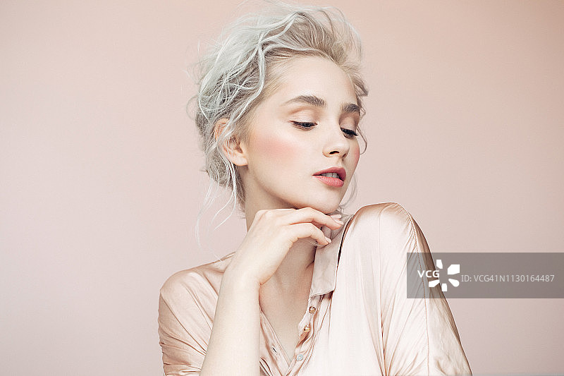 化妆和时尚发型的美丽女人图片素材