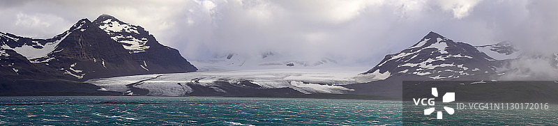 南极海峡漂浮的 tabular 冰山全景图片素材
