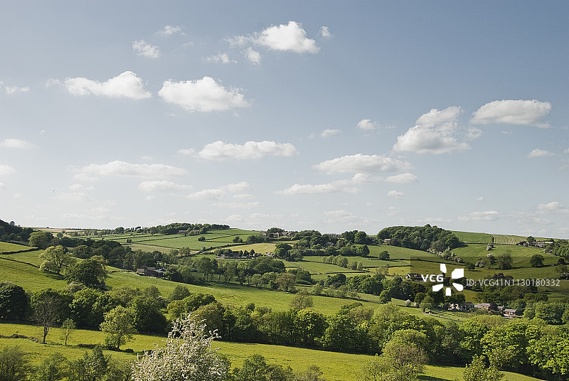 蓝色天空下的英格兰田园乡村风光图片素材