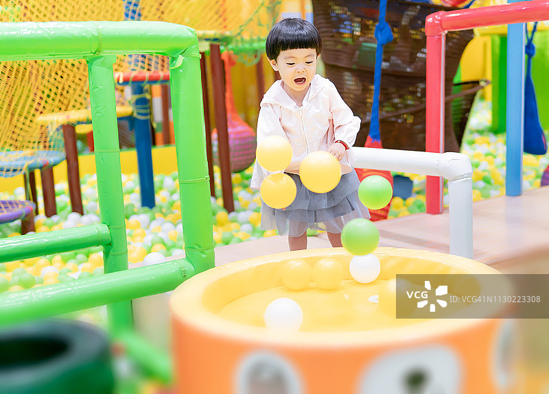 在游乐场玩耍的小女孩图片素材