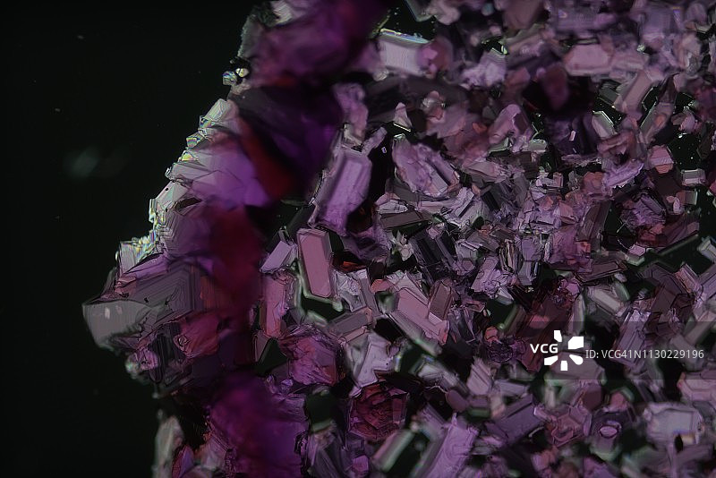 偏振光下的氯化钴结晶图片素材