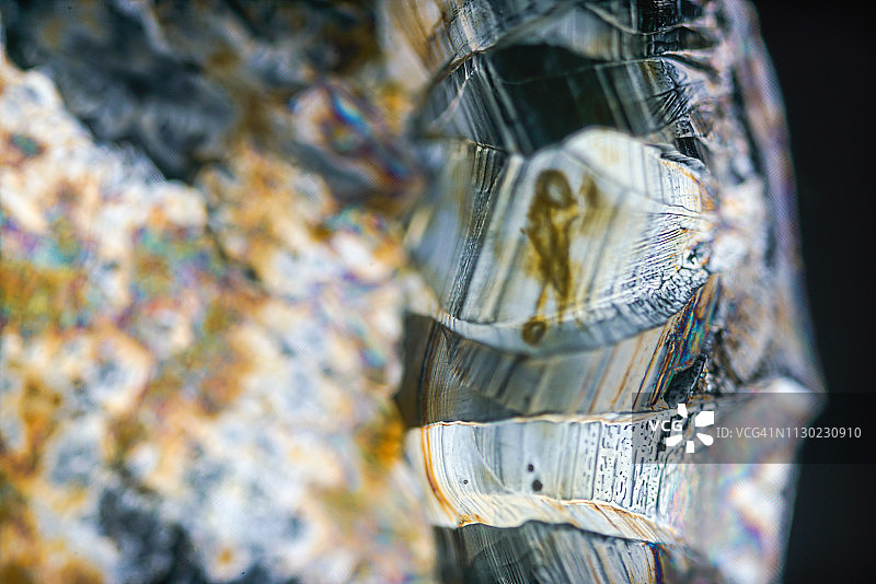 偏振光下的硫酸亚铁结晶图片素材