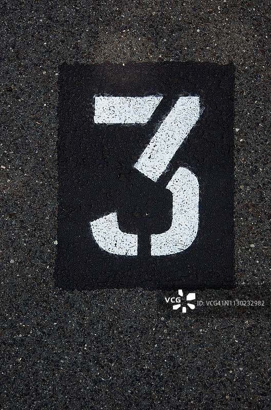 沥青停车场上用油漆模印的3号停车位图片素材