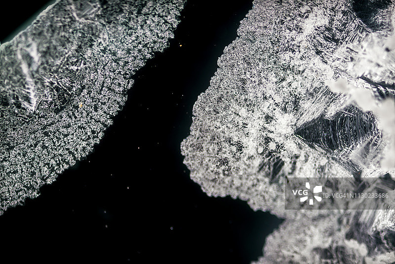 偏振光下的氯化钠结晶图片素材