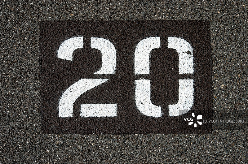 沥青停车场上的20号停车位编号图片素材