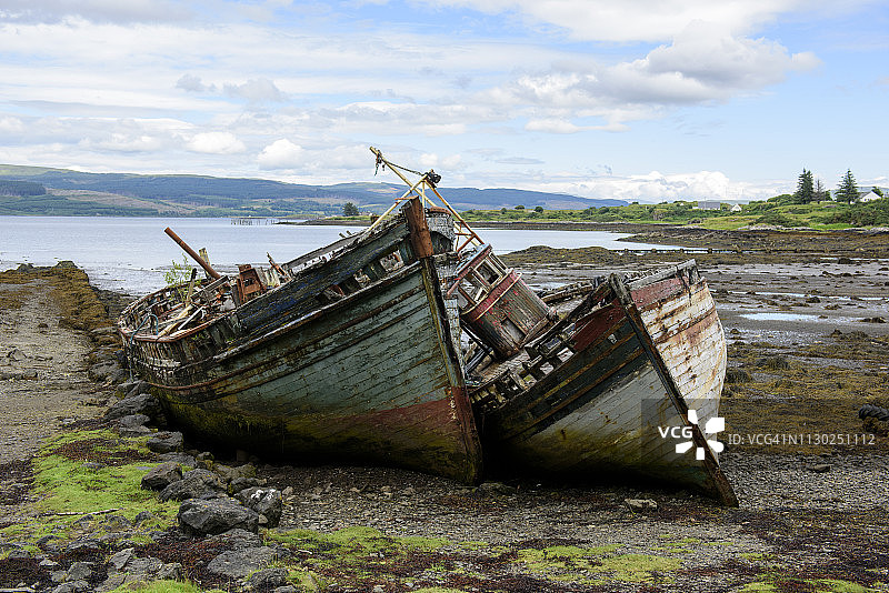 苏格兰阿德纳默肯半岛萨伦海滩上的废弃木船图片素材