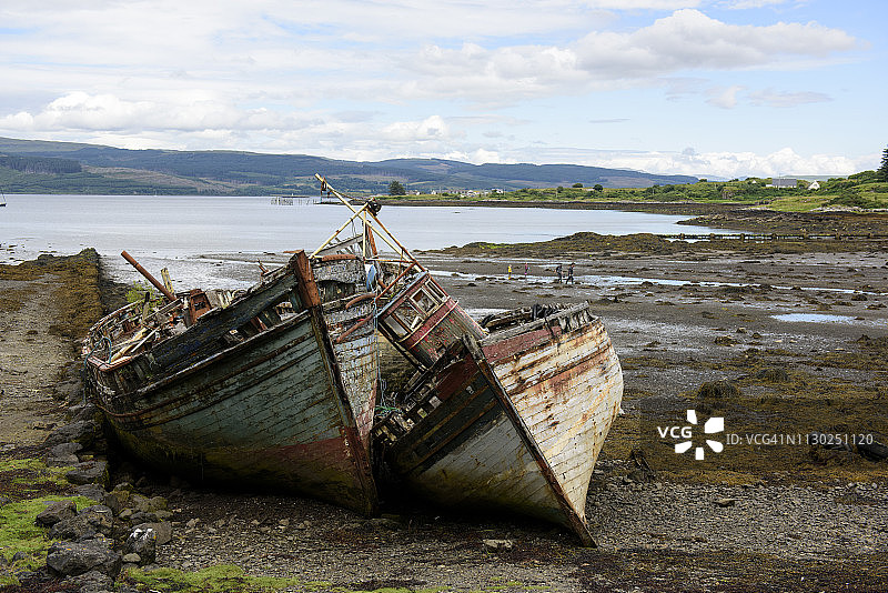 苏格兰阿德纳默肯半岛萨伦海滩上的废弃木船图片素材