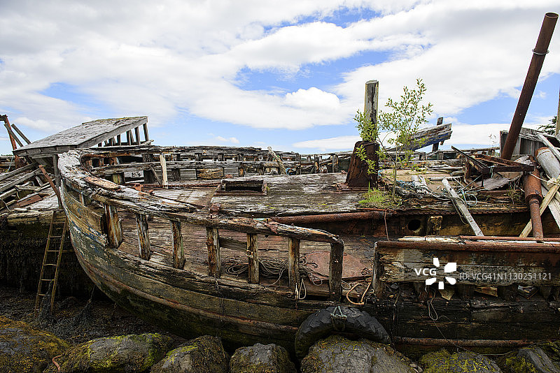 苏格兰阿德纳默肯半岛萨伦海滩上的废弃木船图片素材