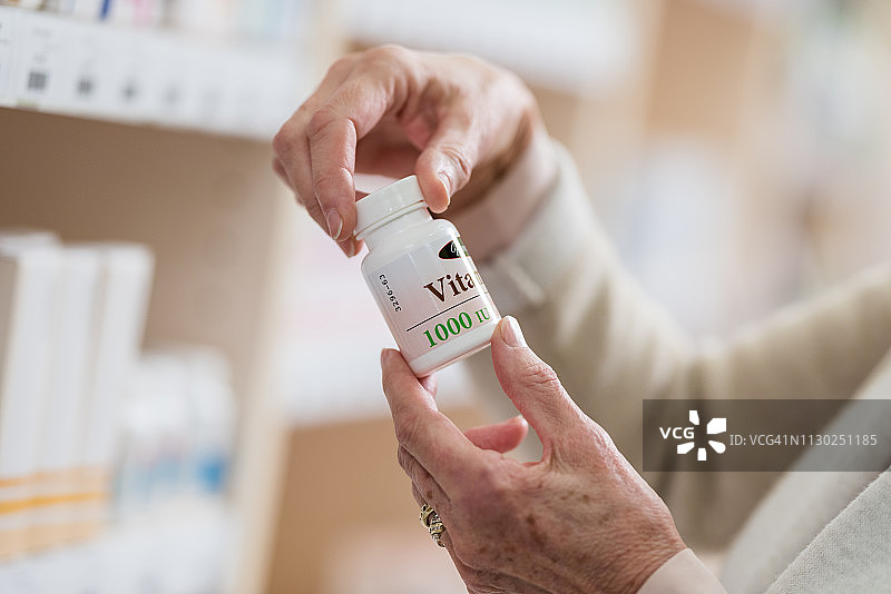 年长女人在药房购物图片素材