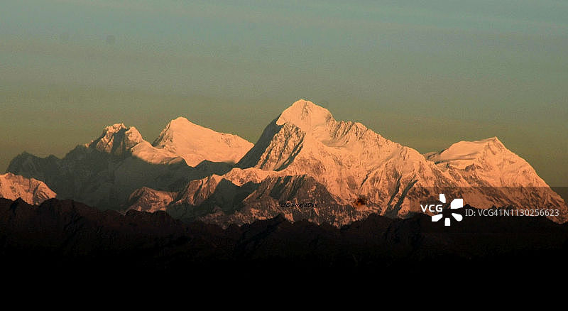 从桑达克普观看珠穆朗玛峰的第一缕阳光图片素材