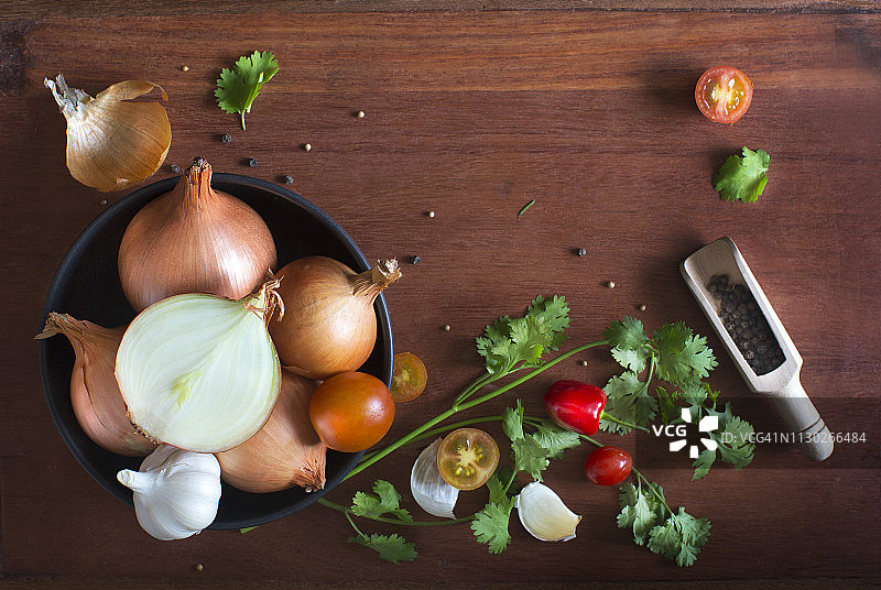 黄色洋葱及其他香草和香料图片素材