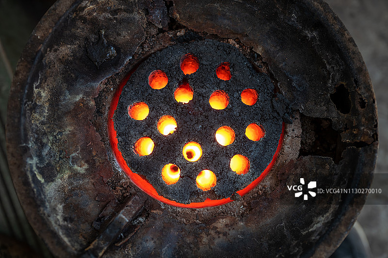 煤制成圆形孔蜂窝煤图片素材
