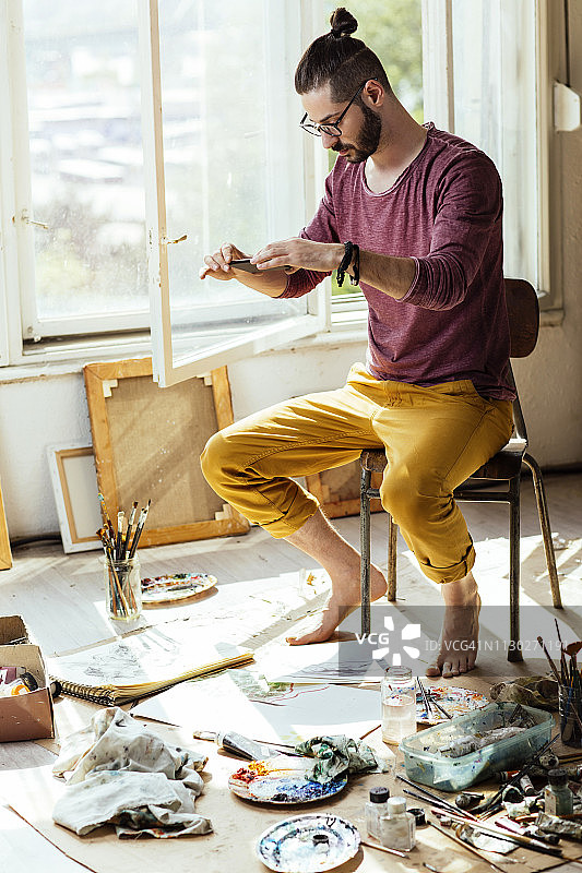 在艺术工作室里的画家图片素材