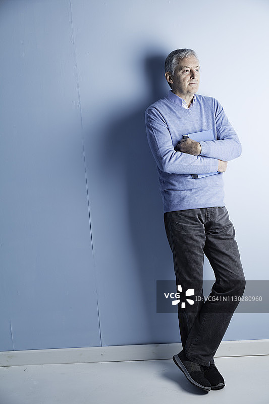 50多岁的休闲男人在阅读图片素材