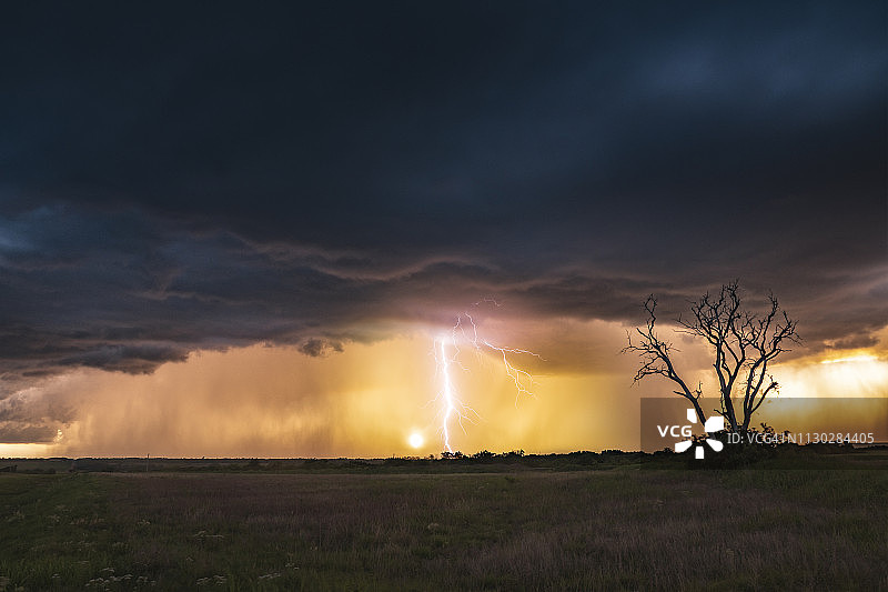 美国俄克拉荷马州曼格姆附近日落时的闪电图片素材