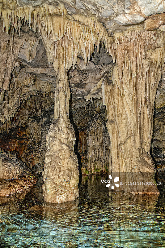 希腊地下洞穴中连接成柱的钟乳石和石笋图片素材