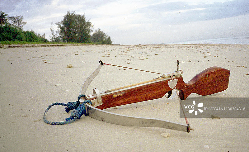 非洲，坦桑尼亚，达累斯萨拉姆，2000年：海滩上自制木制十字弓，供探险家自卫。以套件形式购买，缺少零件。图片素材