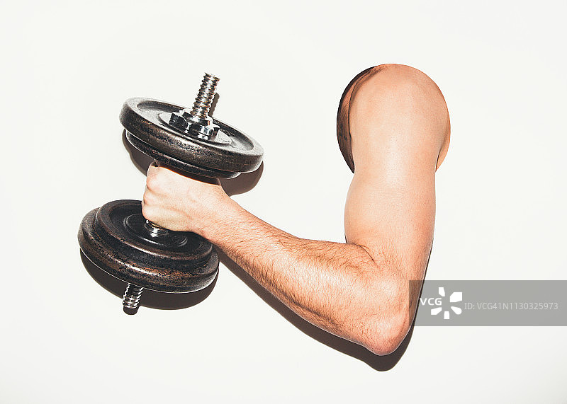 男人在健身房举重图片素材