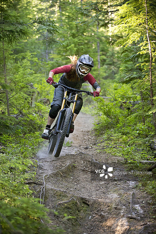 速降山地自行车女骑手图片素材
