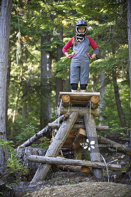 速降山地自行车女骑手图片素材