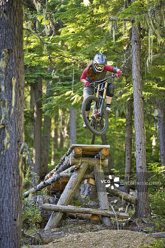 女子山地自行车速降跳跃图片素材
