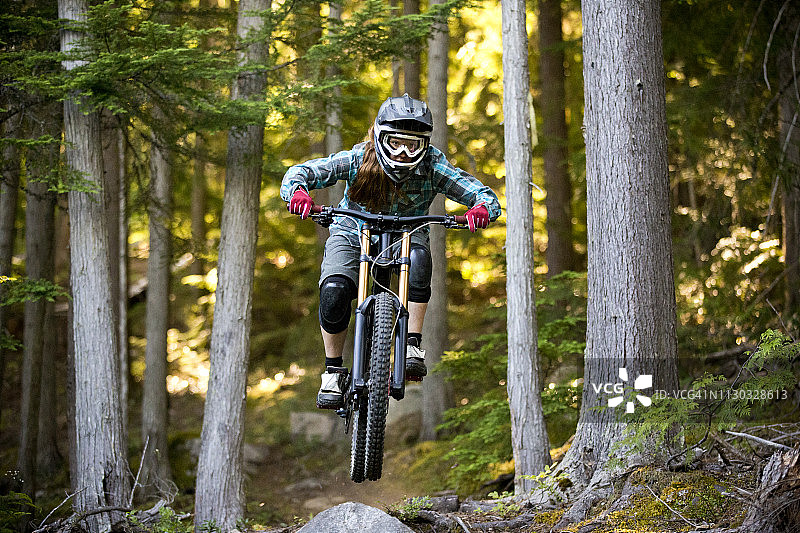 速降山地自行车女骑手图片素材