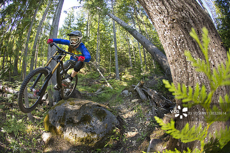 速降山地自行车女骑手图片素材
