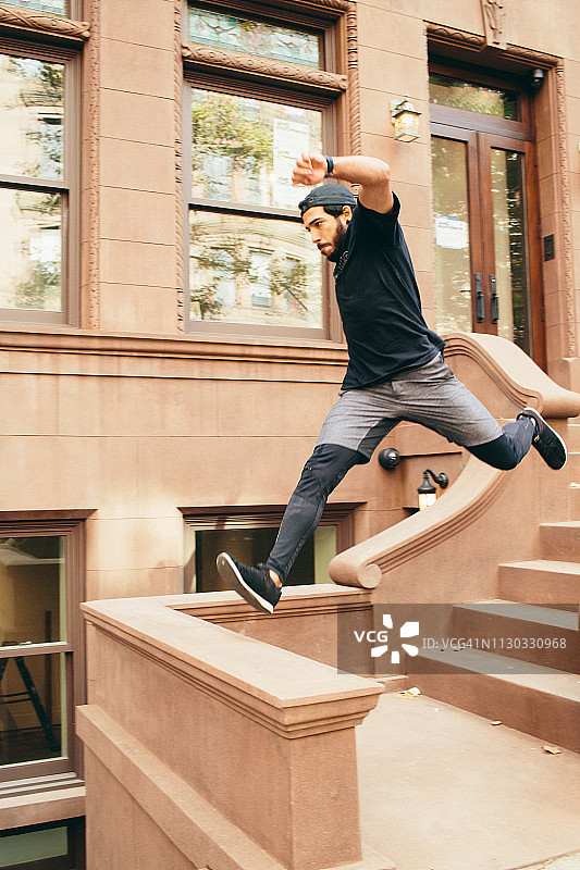 在城市户外训练的跑酷运动员图片素材