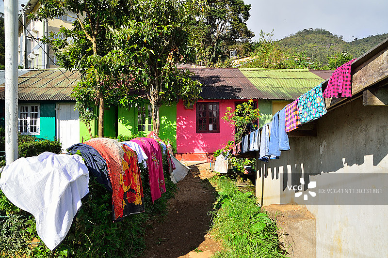 乡村晾晒的彩色衣物图片素材