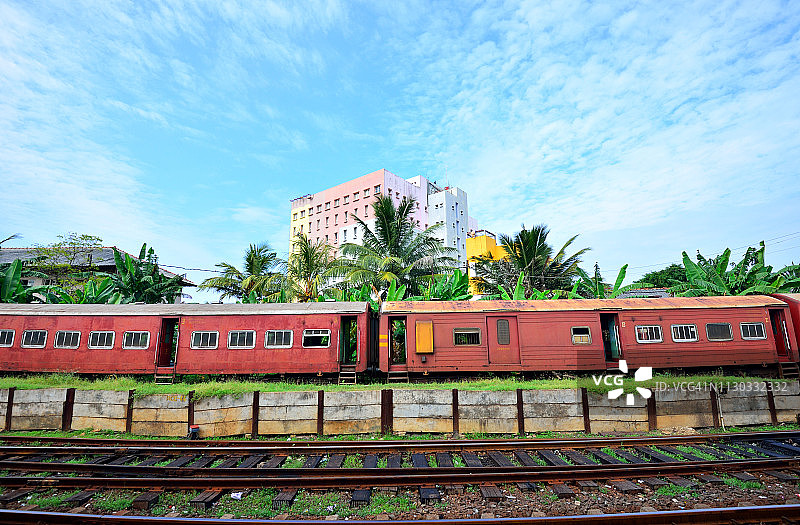 斯里兰卡加勒车站的火车和轨道图片素材