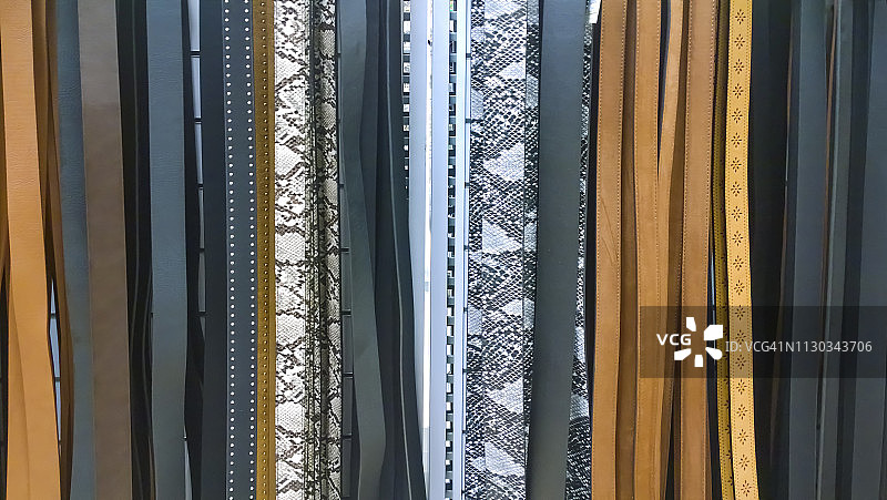 市场上出售的彩色腰带的全画幅照片图片素材