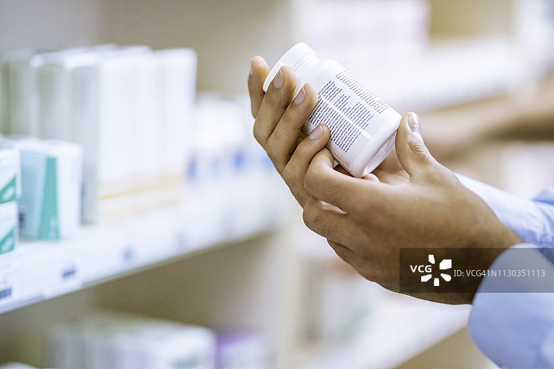 男人拿着药瓶图片素材