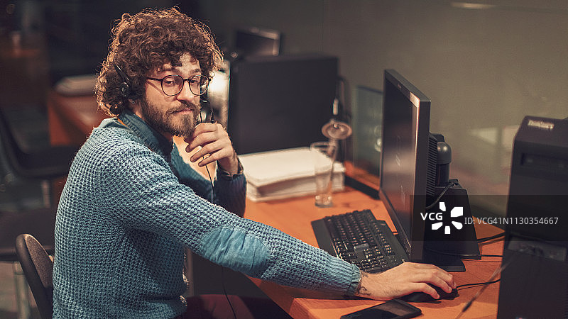 男人在夜晚工作图片素材