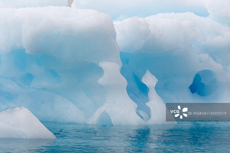 格陵兰纳尔萨瓦克峡湾中的蓝色冰山图片素材