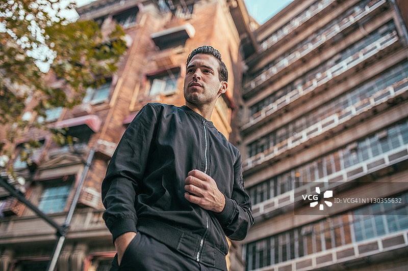 站在街上的黑衣英俊男人图片素材