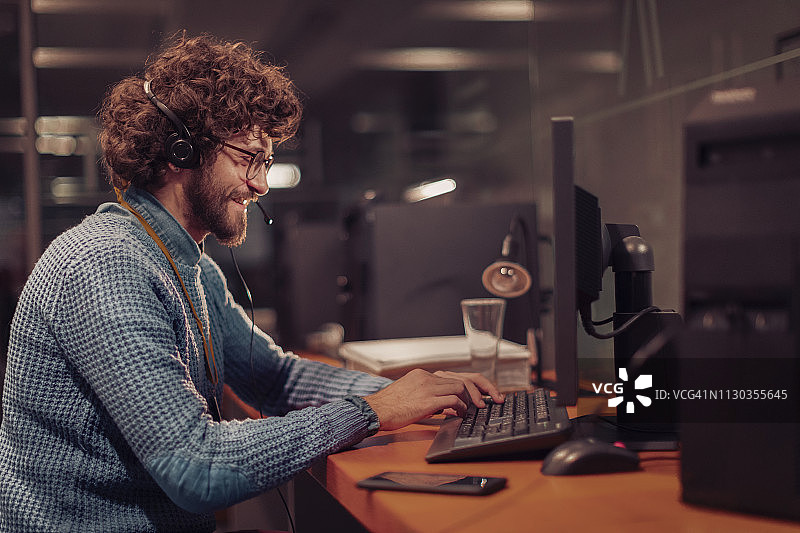 男人在夜晚工作图片素材