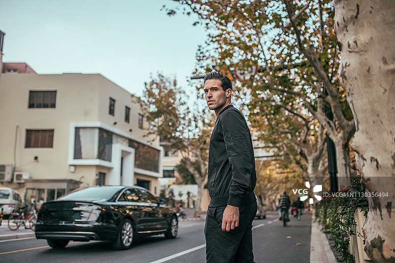 男人过马路图片素材