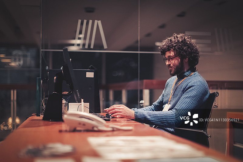 男人在夜晚工作图片素材