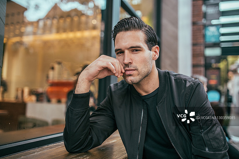 自信而英俊的男人的肖像图片素材