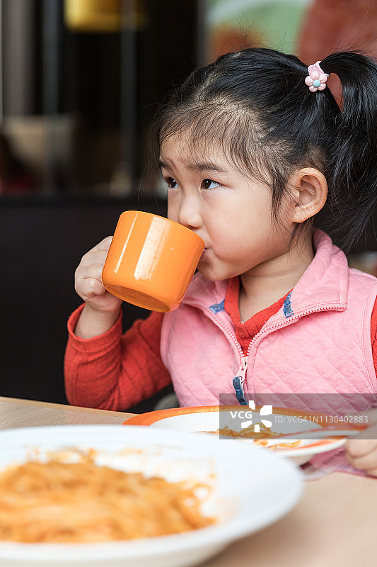 喝水的可爱女宝宝图片素材