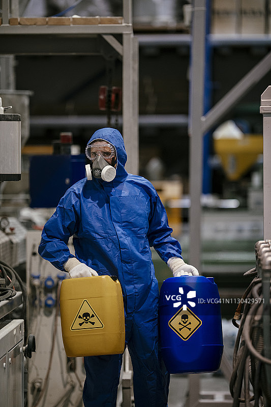 工厂工人处理危险材料图片素材