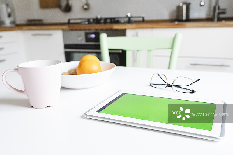 厨房桌子上的数字平板电脑图片素材