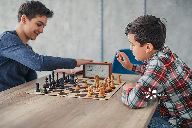 聪明的男孩下棋图片素材