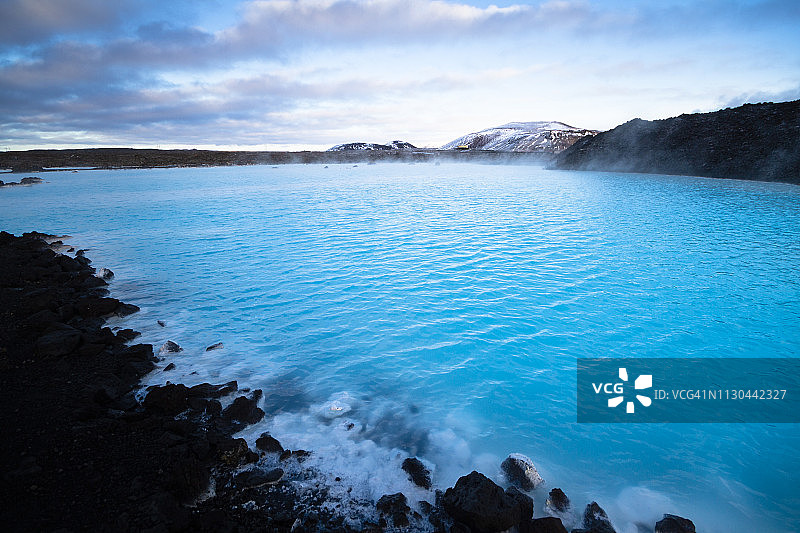 黄昏时分的蓝色泻湖图片素材